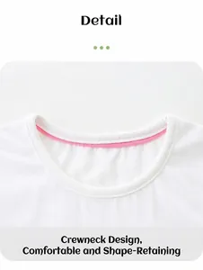 Dettaglio del girocollo in cotone con nastro di rinforzo rosa per il comfort