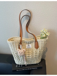 Borsa Tote da Donna in Paglia Intrecciata di Grande Capacità Con Cinturini in Pelle Borsa a Spalla Estiva con Ciondolo a Orsetto