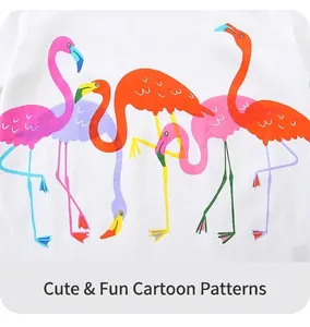 Dettaglio di t-shirt bianca in cotone per bambini con stampe colorate di fenicotteri