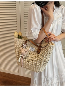 Grande borsa tote in paglia con manici in pelle marrone e ciondolo a forma di orso