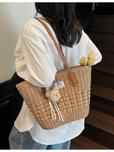 Borsa tote in paglia intrecciata con manici in pelle e ciondolo orsetto per l'estate