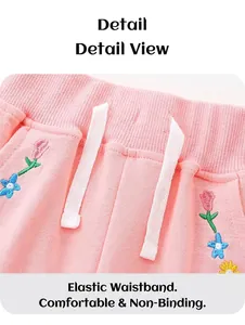 Détail de short rose fille avec taille élastique, cordon et broderie florale