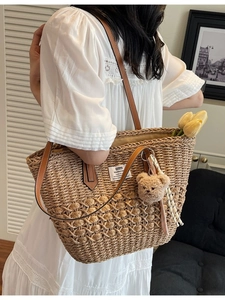 Borsa tote estiva in paglia con manici in pelle marrone e ciondolo a orsetto da donna
