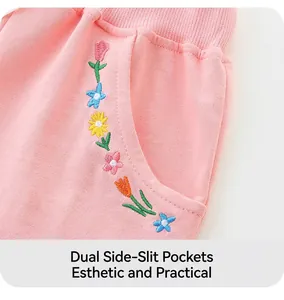 Gros plan détaillé d'une broderie florale colorée sur la poche d'un short en maille rose