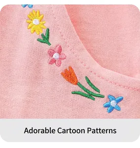 Vue détaillée de broderies florales colorées sur un short rose en coton pour fille