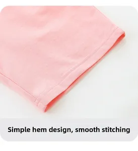 Détail du short en coton rose avec des coutures doubles précises et une finition d'ourlet