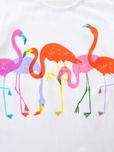 T-shirt bianca in cotone per bambine con una stampa colorata di fenicottero sul davanti