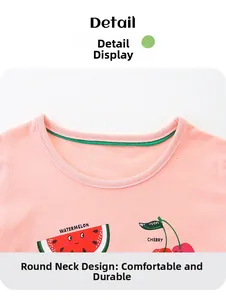 Detail van een roze katoenen T-shirt met ronde hals en een schattige fruitprint erop