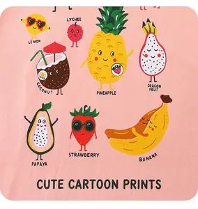 Detailweergave van tropische fruitprints zoals citroen en ananas op roze katoenen stof