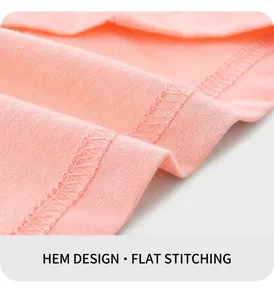 Detail van het roze katoenen T-shirt met hoogwaardige dubbele stiksels aan de zoomrand