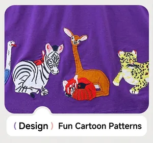 Détail de la broderie d'animaux avec girafe et zèbre sur un tissu en maille violet