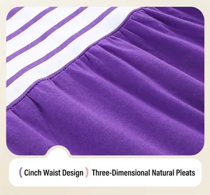 Vue détaillée de la couture de taille et du plissage d'une robe rayée violette pour fille