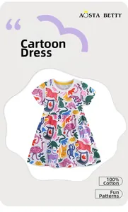 Dettaglio del vestito da bambina in 100% cotone con stampe di animali e taschino