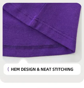Gros plan de l'ourlet avec couture double aiguille plate sur une robe en tricot violet