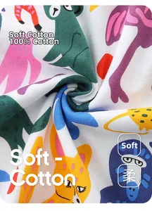 Dettaglio del tessuto 100% cotone con stampe di animali animati per abiti da bambina