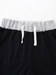 Ensemble sport enfant avec taille élastique grise et cordon de serrage blanc ajusté