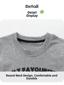 Détail d'un t-shirt gris à col rond montrant le tissu en coton et l'imprimé lettres