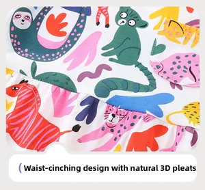 Dettaglio di abito in cotone con stampe di animali dei cartoni animati e vita elasticizzata