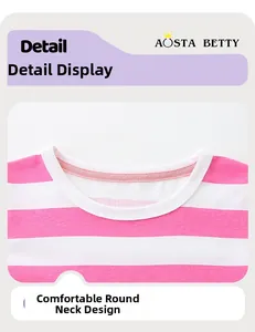 Détail du col rond doux et du tissu en maille rayé rose pour robe de fille
