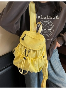 Zaino in nylon giallo brillante con coulisse e patta da donna alla moda