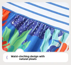Détail de la taille avec des plis naturels tridimensionnels sur la robe rayée pour fille