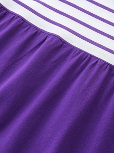 Détails rapprochés d'une robe de princesse rayée avec texture de tissu violet premium