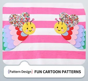 Détail de robe à rayures roses pour filles avec deux écussons brodés de papillons