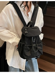 Zaino nero in nylon con coulisse, patta e moschettone in metallo in stile casual