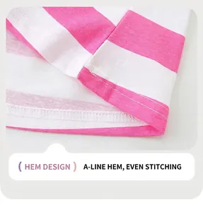 Détail d'une robe rayée rose et blanc pour fille montrant l'ourlet évasé à double couture