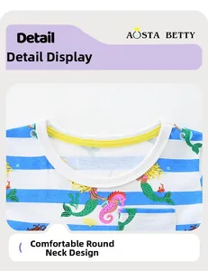 Detail des Rundhalsausschnitts mit blauen Streifen und Meerjungfrau-Drucken auf Baumwollkleid
