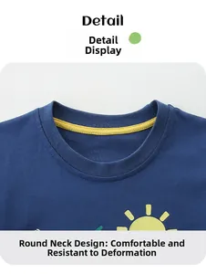 Détail du col rond côtelé sur un t-shirt enfant bleu marine avec imprimé soleil jaune