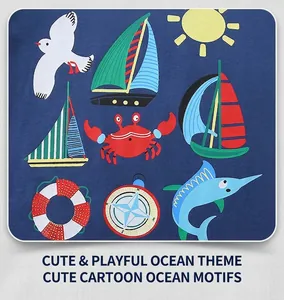 Détail de motifs nautiques avec voiliers et animaux marins sur tissu en coton bleu marine