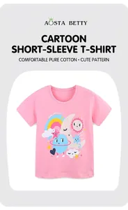 Detail eines rosa Mädchen-T-Shirts aus Baumwolle mit buntem Cartoon Sleep Over Squad Druck