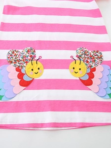 Robe rayée rose et blanc pour filles avec broderies appliquées de papillons colorés