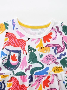Abito estivo da bambina in cotone bianco con stampe di animali e taschino sul petto
