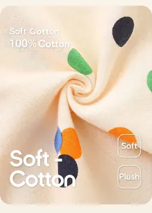 Macro del morbido tessuto in maglia di cotone con pois colorati per abiti bimba