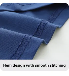 Détail de l'ourlet à double couture et du tissu en maille bleue sur ce t-shirt pour garçon
