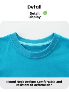 Détail de l'encolure en coton bleu montrant le col côtelé et la tenue de la forme