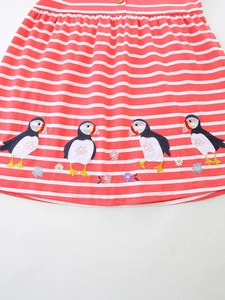 Gestreiftes Mädchenkleid aus Baumwolle mit rot-weißem Muster und Papageitaucher-Stickerei