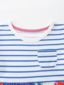 Robe rayée pour fille à rayures bleues et blanches, liseré rose et ourlet imprimé coloré