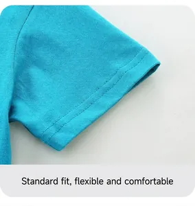 Détail de la double couture sur la manche d'un T-shirt en coton bleu à texture fine