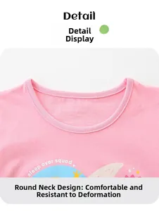 Detailaufnahme des rosa T-Shirt-Ausschnitts aus Baumwolle mit Grafikdruck