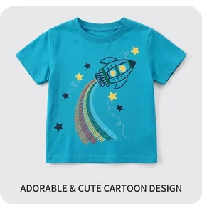 Gros plan détaillé d'un t-shirt bleu pour garçon avec imprimé fusée colorée et étoiles