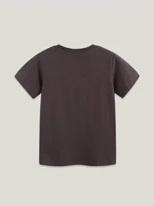 T-shirt garçon en coton gris foncé à col rond et manches courtes, vue de dos à plat