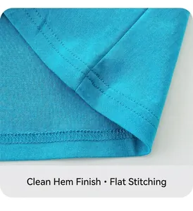 Gros plan détaillé de l'ourlet à double couture sur un t-shirt en tricot bleu vif