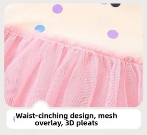 Dettaglio della vita di un vestito con stampa a pois e maglia in tulle rosa per bambine