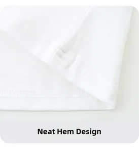 Detailansicht des doppelt genähten Saums eines hochwertigen weißen Baumwoll-T-Shirts