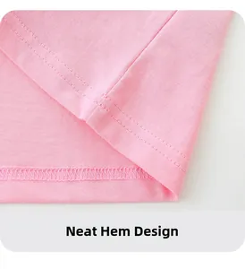 Makroaufnahme des rosa Baumwoll-T-Shirt-Saums mit präziser Doppelnadel-Steppnaht