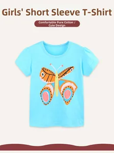 Détail d'un t-shirt bleu clair en coton pour filles avec motif papillon et col rond confortable