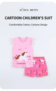 Dettaglio del set da bambina in cotone rosa con stampa a cavallo e top a volant